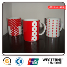 Caneca de Porcelana de Cor Vermelha em Forma Reta